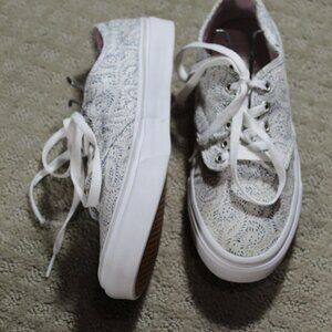 Vans Women's 8.5 Blue Low Rise Paisley Print Lace Up Sneakers